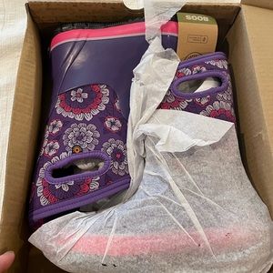 Bogs boots (Big Kids; size 2); new in box